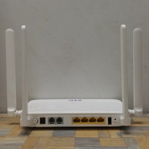 “Huawei HG8245W5 router with fiber optic connectivity”